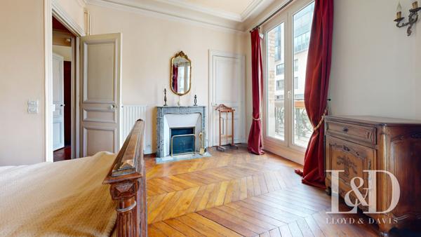 Paris 1er – Saint-Eustache / Montorgueil – Appartement de 125 m² avec balcon filant dans immeuble pierre de taille