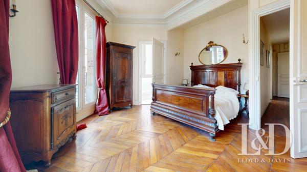 Paris 1er – Saint-Eustache / Montorgueil – Appartement de 125 m² avec balcon filant dans immeuble pierre de taille