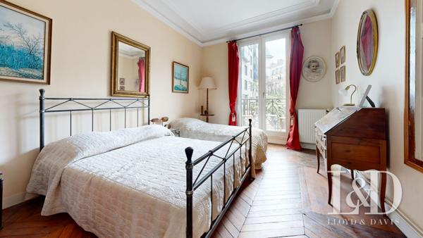 Paris 1er – Saint-Eustache / Montorgueil – Appartement de 125 m² avec balcon filant dans immeuble pierre de taille