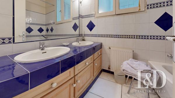 Paris 1er – Saint-Eustache / Montorgueil – Appartement de 125 m² avec balcon filant dans immeuble pierre de taille