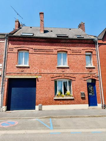 Une maison pour ceux qui veulent une vraie adresse, une vraie façade, une vraie cour, de vraies chambres, et cette impression assez rare aujourd’hui : pouvoir accueillir large, vivre grand, et rester proche de tout.

On imagine très vite les grandes tablées, les enfants qui montent et descendent l’escalier, les courses que l’on décharge directement du garage à la cuisine, les repas dehors, les étés au calme, les chambres pleines et les dimanches qui s’étirent.

Rue Hoche, à Albert, cette maison individuelle d’environ 212 m² offre un équilibre rare : une vraie maison de ville, proche de tout, avec l’espace d’une grande maison familiale, une cour intime (80m2) tournée vers la rivière l’Ancre, un garage profond et 8 chambres ! 

Derrière sa façade en brique, solide et pleine de caractère, la maison dévoile des volumes généreux et une organisation pensée pour la vie quotidienne. Ici, on ne manque pas de place. Les pièces de réception permettent de recevoir, de dresser de grandes tables, de vivre ensemble sans se marcher dessus. La salle à manger et le salon conservent une atmosphère chaleureuse, avec de beaux détails, une cheminée, des rangements intégrés et cette âme que les maisons anciennes savent garder mieux que personne.

La cuisine est l’un des vrais cœurs de la maison. Spacieuse, conviviale, tournée vers la cour, elle offre aussi une vue rare et presque inattendue sur la Vierge de la Basilique. Un détail que l’on ne peut pas inventer, et que l’on apprécie chaque jour, sans même s’en rendre compte.

Côté pratique, le garage est un véritable atout. Profond, équipé d’une porte électrique, il permet d’accéder directement à la cour puis à la cuisine : les courses, les sacs, les vélos, les outils, tout devient plus simple. Un vrai confort de maison familiale, surtout en centre-ville.

À l’arrière, la cour change complètement l’ambiance. Calme, verdoyante, protégée des regards, elle donne sur la rivière l’Ancre. Sous la partie abritée, on accède à cet espace plus intime encore, avec établi, stockage et de nombreuses possibilités : atelier, cuisine d’été, coin bricolage, espace jacuzzi, salon extérieur couvert… chacun pourra y projeter son mode de vie.

La maison compte 8 chambres, ce qui ouvre de multiples usages : grande famille, famille recomposée, chambres d’amis, bureaux, espace ado, activité indépendante, hébergement ponctuel, location chambres meublées ou projet intergénérationnel. Chacun peut avoir sa place, et c’est suffisamment rare pour être souligné.

L’emplacement est un autre point fort. Rue Hoche, à Albert, les écoles sont accessibles à pied en environ 5 minutes, tout comme les commerces. On profite d’un quotidien simple, central, sans dépendre systématiquement de la voiture, tout en conservant les avantages d’une maison avec garage, cour et volumes.

Côté technique, la maison bénéficie d’un classement énergétique confortable pour une bâtisse ancienne : DPE C et GES A. Le chauffage est assuré principalement par une pompe à chaleur air/eau, avec insert bois en appoint. L’eau chaude est produite par un chauffe-eau thermodynamique complété par un ballon électrique. 
+ grande cave et grenier 
.
C’est une maison qui a de la place, du caractère, du pratique, du vivant.