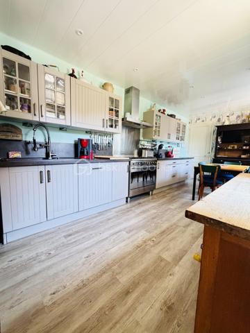 Une maison pour ceux qui veulent une vraie adresse, une vraie façade, une vraie cour, de vraies chambres, et cette impression assez rare aujourd’hui : pouvoir accueillir large, vivre grand, et rester proche de tout.

On imagine très vite les grandes tablées, les enfants qui montent et descendent l’escalier, les courses que l’on décharge directement du garage à la cuisine, les repas dehors, les étés au calme, les chambres pleines et les dimanches qui s’étirent.

Rue Hoche, à Albert, cette maison individuelle d’environ 212 m² offre un équilibre rare : une vraie maison de ville, proche de tout, avec l’espace d’une grande maison familiale, une cour intime (80m2) tournée vers la rivière l’Ancre, un garage profond et 8 chambres ! 

Derrière sa façade en brique, solide et pleine de caractère, la maison dévoile des volumes généreux et une organisation pensée pour la vie quotidienne. Ici, on ne manque pas de place. Les pièces de réception permettent de recevoir, de dresser de grandes tables, de vivre ensemble sans se marcher dessus. La salle à manger et le salon conservent une atmosphère chaleureuse, avec de beaux détails, une cheminée, des rangements intégrés et cette âme que les maisons anciennes savent garder mieux que personne.

La cuisine est l’un des vrais cœurs de la maison. Spacieuse, conviviale, tournée vers la cour, elle offre aussi une vue rare et presque inattendue sur la Vierge de la Basilique. Un détail que l’on ne peut pas inventer, et que l’on apprécie chaque jour, sans même s’en rendre compte.

Côté pratique, le garage est un véritable atout. Profond, équipé d’une porte électrique, il permet d’accéder directement à la cour puis à la cuisine : les courses, les sacs, les vélos, les outils, tout devient plus simple. Un vrai confort de maison familiale, surtout en centre-ville.

À l’arrière, la cour change complètement l’ambiance. Calme, verdoyante, protégée des regards, elle donne sur la rivière l’Ancre. Sous la partie abritée, on accède à cet espace plus intime encore, avec établi, stockage et de nombreuses possibilités : atelier, cuisine d’été, coin bricolage, espace jacuzzi, salon extérieur couvert… chacun pourra y projeter son mode de vie.

La maison compte 8 chambres, ce qui ouvre de multiples usages : grande famille, famille recomposée, chambres d’amis, bureaux, espace ado, activité indépendante, hébergement ponctuel, location chambres meublées ou projet intergénérationnel. Chacun peut avoir sa place, et c’est suffisamment rare pour être souligné.

L’emplacement est un autre point fort. Rue Hoche, à Albert, les écoles sont accessibles à pied en environ 5 minutes, tout comme les commerces. On profite d’un quotidien simple, central, sans dépendre systématiquement de la voiture, tout en conservant les avantages d’une maison avec garage, cour et volumes.

Côté technique, la maison bénéficie d’un classement énergétique confortable pour une bâtisse ancienne : DPE C et GES A. Le chauffage est assuré principalement par une pompe à chaleur air/eau, avec insert bois en appoint. L’eau chaude est produite par un chauffe-eau thermodynamique complété par un ballon électrique. 
+ grande cave et grenier 
.
C’est une maison qui a de la place, du caractère, du pratique, du vivant.