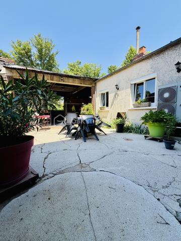 Une maison pour ceux qui veulent une vraie adresse, une vraie façade, une vraie cour, de vraies chambres, et cette impression assez rare aujourd’hui : pouvoir accueillir large, vivre grand, et rester proche de tout.

On imagine très vite les grandes tablées, les enfants qui montent et descendent l’escalier, les courses que l’on décharge directement du garage à la cuisine, les repas dehors, les étés au calme, les chambres pleines et les dimanches qui s’étirent.

Rue Hoche, à Albert, cette maison individuelle d’environ 212 m² offre un équilibre rare : une vraie maison de ville, proche de tout, avec l’espace d’une grande maison familiale, une cour intime (80m2) tournée vers la rivière l’Ancre, un garage profond et 8 chambres ! 

Derrière sa façade en brique, solide et pleine de caractère, la maison dévoile des volumes généreux et une organisation pensée pour la vie quotidienne. Ici, on ne manque pas de place. Les pièces de réception permettent de recevoir, de dresser de grandes tables, de vivre ensemble sans se marcher dessus. La salle à manger et le salon conservent une atmosphère chaleureuse, avec de beaux détails, une cheminée, des rangements intégrés et cette âme que les maisons anciennes savent garder mieux que personne.

La cuisine est l’un des vrais cœurs de la maison. Spacieuse, conviviale, tournée vers la cour, elle offre aussi une vue rare et presque inattendue sur la Vierge de la Basilique. Un détail que l’on ne peut pas inventer, et que l’on apprécie chaque jour, sans même s’en rendre compte.

Côté pratique, le garage est un véritable atout. Profond, équipé d’une porte électrique, il permet d’accéder directement à la cour puis à la cuisine : les courses, les sacs, les vélos, les outils, tout devient plus simple. Un vrai confort de maison familiale, surtout en centre-ville.

À l’arrière, la cour change complètement l’ambiance. Calme, verdoyante, protégée des regards, elle donne sur la rivière l’Ancre. Sous la partie abritée, on accède à cet espace plus intime encore, avec établi, stockage et de nombreuses possibilités : atelier, cuisine d’été, coin bricolage, espace jacuzzi, salon extérieur couvert… chacun pourra y projeter son mode de vie.

La maison compte 8 chambres, ce qui ouvre de multiples usages : grande famille, famille recomposée, chambres d’amis, bureaux, espace ado, activité indépendante, hébergement ponctuel, location chambres meublées ou projet intergénérationnel. Chacun peut avoir sa place, et c’est suffisamment rare pour être souligné.

L’emplacement est un autre point fort. Rue Hoche, à Albert, les écoles sont accessibles à pied en environ 5 minutes, tout comme les commerces. On profite d’un quotidien simple, central, sans dépendre systématiquement de la voiture, tout en conservant les avantages d’une maison avec garage, cour et volumes.

Côté technique, la maison bénéficie d’un classement énergétique confortable pour une bâtisse ancienne : DPE C et GES A. Le chauffage est assuré principalement par une pompe à chaleur air/eau, avec insert bois en appoint. L’eau chaude est produite par un chauffe-eau thermodynamique complété par un ballon électrique. 
+ grande cave et grenier 
.
C’est une maison qui a de la place, du caractère, du pratique, du vivant.
