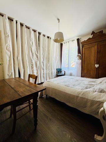 Une maison pour ceux qui veulent une vraie adresse, une vraie façade, une vraie cour, de vraies chambres, et cette impression assez rare aujourd’hui : pouvoir accueillir large, vivre grand, et rester proche de tout.

On imagine très vite les grandes tablées, les enfants qui montent et descendent l’escalier, les courses que l’on décharge directement du garage à la cuisine, les repas dehors, les étés au calme, les chambres pleines et les dimanches qui s’étirent.

Rue Hoche, à Albert, cette maison individuelle d’environ 212 m² offre un équilibre rare : une vraie maison de ville, proche de tout, avec l’espace d’une grande maison familiale, une cour intime (80m2) tournée vers la rivière l’Ancre, un garage profond et 8 chambres ! 

Derrière sa façade en brique, solide et pleine de caractère, la maison dévoile des volumes généreux et une organisation pensée pour la vie quotidienne. Ici, on ne manque pas de place. Les pièces de réception permettent de recevoir, de dresser de grandes tables, de vivre ensemble sans se marcher dessus. La salle à manger et le salon conservent une atmosphère chaleureuse, avec de beaux détails, une cheminée, des rangements intégrés et cette âme que les maisons anciennes savent garder mieux que personne.

La cuisine est l’un des vrais cœurs de la maison. Spacieuse, conviviale, tournée vers la cour, elle offre aussi une vue rare et presque inattendue sur la Vierge de la Basilique. Un détail que l’on ne peut pas inventer, et que l’on apprécie chaque jour, sans même s’en rendre compte.

Côté pratique, le garage est un véritable atout. Profond, équipé d’une porte électrique, il permet d’accéder directement à la cour puis à la cuisine : les courses, les sacs, les vélos, les outils, tout devient plus simple. Un vrai confort de maison familiale, surtout en centre-ville.

À l’arrière, la cour change complètement l’ambiance. Calme, verdoyante, protégée des regards, elle donne sur la rivière l’Ancre. Sous la partie abritée, on accède à cet espace plus intime encore, avec établi, stockage et de nombreuses possibilités : atelier, cuisine d’été, coin bricolage, espace jacuzzi, salon extérieur couvert… chacun pourra y projeter son mode de vie.

La maison compte 8 chambres, ce qui ouvre de multiples usages : grande famille, famille recomposée, chambres d’amis, bureaux, espace ado, activité indépendante, hébergement ponctuel, location chambres meublées ou projet intergénérationnel. Chacun peut avoir sa place, et c’est suffisamment rare pour être souligné.

L’emplacement est un autre point fort. Rue Hoche, à Albert, les écoles sont accessibles à pied en environ 5 minutes, tout comme les commerces. On profite d’un quotidien simple, central, sans dépendre systématiquement de la voiture, tout en conservant les avantages d’une maison avec garage, cour et volumes.

Côté technique, la maison bénéficie d’un classement énergétique confortable pour une bâtisse ancienne : DPE C et GES A. Le chauffage est assuré principalement par une pompe à chaleur air/eau, avec insert bois en appoint. L’eau chaude est produite par un chauffe-eau thermodynamique complété par un ballon électrique. 
+ grande cave et grenier 
.
C’est une maison qui a de la place, du caractère, du pratique, du vivant.