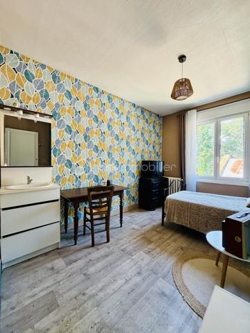 Une maison pour ceux qui veulent une vraie adresse, une vraie façade, une vraie cour, de vraies chambres, et cette impression assez rare aujourd’hui : pouvoir accueillir large, vivre grand, et rester proche de tout.

On imagine très vite les grandes tablées, les enfants qui montent et descendent l’escalier, les courses que l’on décharge directement du garage à la cuisine, les repas dehors, les étés au calme, les chambres pleines et les dimanches qui s’étirent.

Rue Hoche, à Albert, cette maison individuelle d’environ 212 m² offre un équilibre rare : une vraie maison de ville, proche de tout, avec l’espace d’une grande maison familiale, une cour intime (80m2) tournée vers la rivière l’Ancre, un garage profond et 8 chambres ! 

Derrière sa façade en brique, solide et pleine de caractère, la maison dévoile des volumes généreux et une organisation pensée pour la vie quotidienne. Ici, on ne manque pas de place. Les pièces de réception permettent de recevoir, de dresser de grandes tables, de vivre ensemble sans se marcher dessus. La salle à manger et le salon conservent une atmosphère chaleureuse, avec de beaux détails, une cheminée, des rangements intégrés et cette âme que les maisons anciennes savent garder mieux que personne.

La cuisine est l’un des vrais cœurs de la maison. Spacieuse, conviviale, tournée vers la cour, elle offre aussi une vue rare et presque inattendue sur la Vierge de la Basilique. Un détail que l’on ne peut pas inventer, et que l’on apprécie chaque jour, sans même s’en rendre compte.

Côté pratique, le garage est un véritable atout. Profond, équipé d’une porte électrique, il permet d’accéder directement à la cour puis à la cuisine : les courses, les sacs, les vélos, les outils, tout devient plus simple. Un vrai confort de maison familiale, surtout en centre-ville.

À l’arrière, la cour change complètement l’ambiance. Calme, verdoyante, protégée des regards, elle donne sur la rivière l’Ancre. Sous la partie abritée, on accède à cet espace plus intime encore, avec établi, stockage et de nombreuses possibilités : atelier, cuisine d’été, coin bricolage, espace jacuzzi, salon extérieur couvert… chacun pourra y projeter son mode de vie.

La maison compte 8 chambres, ce qui ouvre de multiples usages : grande famille, famille recomposée, chambres d’amis, bureaux, espace ado, activité indépendante, hébergement ponctuel, location chambres meublées ou projet intergénérationnel. Chacun peut avoir sa place, et c’est suffisamment rare pour être souligné.

L’emplacement est un autre point fort. Rue Hoche, à Albert, les écoles sont accessibles à pied en environ 5 minutes, tout comme les commerces. On profite d’un quotidien simple, central, sans dépendre systématiquement de la voiture, tout en conservant les avantages d’une maison avec garage, cour et volumes.

Côté technique, la maison bénéficie d’un classement énergétique confortable pour une bâtisse ancienne : DPE C et GES A. Le chauffage est assuré principalement par une pompe à chaleur air/eau, avec insert bois en appoint. L’eau chaude est produite par un chauffe-eau thermodynamique complété par un ballon électrique. 
+ grande cave et grenier 
.
C’est une maison qui a de la place, du caractère, du pratique, du vivant.