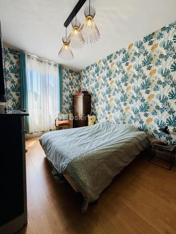 Une maison pour ceux qui veulent une vraie adresse, une vraie façade, une vraie cour, de vraies chambres, et cette impression assez rare aujourd’hui : pouvoir accueillir large, vivre grand, et rester proche de tout.

On imagine très vite les grandes tablées, les enfants qui montent et descendent l’escalier, les courses que l’on décharge directement du garage à la cuisine, les repas dehors, les étés au calme, les chambres pleines et les dimanches qui s’étirent.

Rue Hoche, à Albert, cette maison individuelle d’environ 212 m² offre un équilibre rare : une vraie maison de ville, proche de tout, avec l’espace d’une grande maison familiale, une cour intime (80m2) tournée vers la rivière l’Ancre, un garage profond et 8 chambres ! 

Derrière sa façade en brique, solide et pleine de caractère, la maison dévoile des volumes généreux et une organisation pensée pour la vie quotidienne. Ici, on ne manque pas de place. Les pièces de réception permettent de recevoir, de dresser de grandes tables, de vivre ensemble sans se marcher dessus. La salle à manger et le salon conservent une atmosphère chaleureuse, avec de beaux détails, une cheminée, des rangements intégrés et cette âme que les maisons anciennes savent garder mieux que personne.

La cuisine est l’un des vrais cœurs de la maison. Spacieuse, conviviale, tournée vers la cour, elle offre aussi une vue rare et presque inattendue sur la Vierge de la Basilique. Un détail que l’on ne peut pas inventer, et que l’on apprécie chaque jour, sans même s’en rendre compte.

Côté pratique, le garage est un véritable atout. Profond, équipé d’une porte électrique, il permet d’accéder directement à la cour puis à la cuisine : les courses, les sacs, les vélos, les outils, tout devient plus simple. Un vrai confort de maison familiale, surtout en centre-ville.

À l’arrière, la cour change complètement l’ambiance. Calme, verdoyante, protégée des regards, elle donne sur la rivière l’Ancre. Sous la partie abritée, on accède à cet espace plus intime encore, avec établi, stockage et de nombreuses possibilités : atelier, cuisine d’été, coin bricolage, espace jacuzzi, salon extérieur couvert… chacun pourra y projeter son mode de vie.

La maison compte 8 chambres, ce qui ouvre de multiples usages : grande famille, famille recomposée, chambres d’amis, bureaux, espace ado, activité indépendante, hébergement ponctuel, location chambres meublées ou projet intergénérationnel. Chacun peut avoir sa place, et c’est suffisamment rare pour être souligné.

L’emplacement est un autre point fort. Rue Hoche, à Albert, les écoles sont accessibles à pied en environ 5 minutes, tout comme les commerces. On profite d’un quotidien simple, central, sans dépendre systématiquement de la voiture, tout en conservant les avantages d’une maison avec garage, cour et volumes.

Côté technique, la maison bénéficie d’un classement énergétique confortable pour une bâtisse ancienne : DPE C et GES A. Le chauffage est assuré principalement par une pompe à chaleur air/eau, avec insert bois en appoint. L’eau chaude est produite par un chauffe-eau thermodynamique complété par un ballon électrique. 
+ grande cave et grenier 
.
C’est une maison qui a de la place, du caractère, du pratique, du vivant.