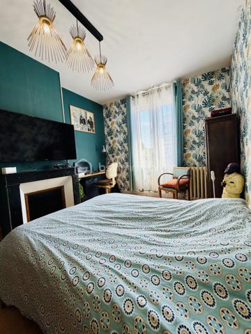 Une maison pour ceux qui veulent une vraie adresse, une vraie façade, une vraie cour, de vraies chambres, et cette impression assez rare aujourd’hui : pouvoir accueillir large, vivre grand, et rester proche de tout.

On imagine très vite les grandes tablées, les enfants qui montent et descendent l’escalier, les courses que l’on décharge directement du garage à la cuisine, les repas dehors, les étés au calme, les chambres pleines et les dimanches qui s’étirent.

Rue Hoche, à Albert, cette maison individuelle d’environ 212 m² offre un équilibre rare : une vraie maison de ville, proche de tout, avec l’espace d’une grande maison familiale, une cour intime (80m2) tournée vers la rivière l’Ancre, un garage profond et 8 chambres ! 

Derrière sa façade en brique, solide et pleine de caractère, la maison dévoile des volumes généreux et une organisation pensée pour la vie quotidienne. Ici, on ne manque pas de place. Les pièces de réception permettent de recevoir, de dresser de grandes tables, de vivre ensemble sans se marcher dessus. La salle à manger et le salon conservent une atmosphère chaleureuse, avec de beaux détails, une cheminée, des rangements intégrés et cette âme que les maisons anciennes savent garder mieux que personne.

La cuisine est l’un des vrais cœurs de la maison. Spacieuse, conviviale, tournée vers la cour, elle offre aussi une vue rare et presque inattendue sur la Vierge de la Basilique. Un détail que l’on ne peut pas inventer, et que l’on apprécie chaque jour, sans même s’en rendre compte.

Côté pratique, le garage est un véritable atout. Profond, équipé d’une porte électrique, il permet d’accéder directement à la cour puis à la cuisine : les courses, les sacs, les vélos, les outils, tout devient plus simple. Un vrai confort de maison familiale, surtout en centre-ville.

À l’arrière, la cour change complètement l’ambiance. Calme, verdoyante, protégée des regards, elle donne sur la rivière l’Ancre. Sous la partie abritée, on accède à cet espace plus intime encore, avec établi, stockage et de nombreuses possibilités : atelier, cuisine d’été, coin bricolage, espace jacuzzi, salon extérieur couvert… chacun pourra y projeter son mode de vie.

La maison compte 8 chambres, ce qui ouvre de multiples usages : grande famille, famille recomposée, chambres d’amis, bureaux, espace ado, activité indépendante, hébergement ponctuel, location chambres meublées ou projet intergénérationnel. Chacun peut avoir sa place, et c’est suffisamment rare pour être souligné.

L’emplacement est un autre point fort. Rue Hoche, à Albert, les écoles sont accessibles à pied en environ 5 minutes, tout comme les commerces. On profite d’un quotidien simple, central, sans dépendre systématiquement de la voiture, tout en conservant les avantages d’une maison avec garage, cour et volumes.

Côté technique, la maison bénéficie d’un classement énergétique confortable pour une bâtisse ancienne : DPE C et GES A. Le chauffage est assuré principalement par une pompe à chaleur air/eau, avec insert bois en appoint. L’eau chaude est produite par un chauffe-eau thermodynamique complété par un ballon électrique. 
+ grande cave et grenier 
.
C’est une maison qui a de la place, du caractère, du pratique, du vivant.