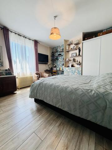 Une maison pour ceux qui veulent une vraie adresse, une vraie façade, une vraie cour, de vraies chambres, et cette impression assez rare aujourd’hui : pouvoir accueillir large, vivre grand, et rester proche de tout.

On imagine très vite les grandes tablées, les enfants qui montent et descendent l’escalier, les courses que l’on décharge directement du garage à la cuisine, les repas dehors, les étés au calme, les chambres pleines et les dimanches qui s’étirent.

Rue Hoche, à Albert, cette maison individuelle d’environ 212 m² offre un équilibre rare : une vraie maison de ville, proche de tout, avec l’espace d’une grande maison familiale, une cour intime (80m2) tournée vers la rivière l’Ancre, un garage profond et 8 chambres ! 

Derrière sa façade en brique, solide et pleine de caractère, la maison dévoile des volumes généreux et une organisation pensée pour la vie quotidienne. Ici, on ne manque pas de place. Les pièces de réception permettent de recevoir, de dresser de grandes tables, de vivre ensemble sans se marcher dessus. La salle à manger et le salon conservent une atmosphère chaleureuse, avec de beaux détails, une cheminée, des rangements intégrés et cette âme que les maisons anciennes savent garder mieux que personne.

La cuisine est l’un des vrais cœurs de la maison. Spacieuse, conviviale, tournée vers la cour, elle offre aussi une vue rare et presque inattendue sur la Vierge de la Basilique. Un détail que l’on ne peut pas inventer, et que l’on apprécie chaque jour, sans même s’en rendre compte.

Côté pratique, le garage est un véritable atout. Profond, équipé d’une porte électrique, il permet d’accéder directement à la cour puis à la cuisine : les courses, les sacs, les vélos, les outils, tout devient plus simple. Un vrai confort de maison familiale, surtout en centre-ville.

À l’arrière, la cour change complètement l’ambiance. Calme, verdoyante, protégée des regards, elle donne sur la rivière l’Ancre. Sous la partie abritée, on accède à cet espace plus intime encore, avec établi, stockage et de nombreuses possibilités : atelier, cuisine d’été, coin bricolage, espace jacuzzi, salon extérieur couvert… chacun pourra y projeter son mode de vie.

La maison compte 8 chambres, ce qui ouvre de multiples usages : grande famille, famille recomposée, chambres d’amis, bureaux, espace ado, activité indépendante, hébergement ponctuel, location chambres meublées ou projet intergénérationnel. Chacun peut avoir sa place, et c’est suffisamment rare pour être souligné.

L’emplacement est un autre point fort. Rue Hoche, à Albert, les écoles sont accessibles à pied en environ 5 minutes, tout comme les commerces. On profite d’un quotidien simple, central, sans dépendre systématiquement de la voiture, tout en conservant les avantages d’une maison avec garage, cour et volumes.

Côté technique, la maison bénéficie d’un classement énergétique confortable pour une bâtisse ancienne : DPE C et GES A. Le chauffage est assuré principalement par une pompe à chaleur air/eau, avec insert bois en appoint. L’eau chaude est produite par un chauffe-eau thermodynamique complété par un ballon électrique. 
+ grande cave et grenier 
.
C’est une maison qui a de la place, du caractère, du pratique, du vivant.