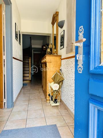 Une maison pour ceux qui veulent une vraie adresse, une vraie façade, une vraie cour, de vraies chambres, et cette impression assez rare aujourd’hui : pouvoir accueillir large, vivre grand, et rester proche de tout.

On imagine très vite les grandes tablées, les enfants qui montent et descendent l’escalier, les courses que l’on décharge directement du garage à la cuisine, les repas dehors, les étés au calme, les chambres pleines et les dimanches qui s’étirent.

Rue Hoche, à Albert, cette maison individuelle d’environ 212 m² offre un équilibre rare : une vraie maison de ville, proche de tout, avec l’espace d’une grande maison familiale, une cour intime (80m2) tournée vers la rivière l’Ancre, un garage profond et 8 chambres ! 

Derrière sa façade en brique, solide et pleine de caractère, la maison dévoile des volumes généreux et une organisation pensée pour la vie quotidienne. Ici, on ne manque pas de place. Les pièces de réception permettent de recevoir, de dresser de grandes tables, de vivre ensemble sans se marcher dessus. La salle à manger et le salon conservent une atmosphère chaleureuse, avec de beaux détails, une cheminée, des rangements intégrés et cette âme que les maisons anciennes savent garder mieux que personne.

La cuisine est l’un des vrais cœurs de la maison. Spacieuse, conviviale, tournée vers la cour, elle offre aussi une vue rare et presque inattendue sur la Vierge de la Basilique. Un détail que l’on ne peut pas inventer, et que l’on apprécie chaque jour, sans même s’en rendre compte.

Côté pratique, le garage est un véritable atout. Profond, équipé d’une porte électrique, il permet d’accéder directement à la cour puis à la cuisine : les courses, les sacs, les vélos, les outils, tout devient plus simple. Un vrai confort de maison familiale, surtout en centre-ville.

À l’arrière, la cour change complètement l’ambiance. Calme, verdoyante, protégée des regards, elle donne sur la rivière l’Ancre. Sous la partie abritée, on accède à cet espace plus intime encore, avec établi, stockage et de nombreuses possibilités : atelier, cuisine d’été, coin bricolage, espace jacuzzi, salon extérieur couvert… chacun pourra y projeter son mode de vie.

La maison compte 8 chambres, ce qui ouvre de multiples usages : grande famille, famille recomposée, chambres d’amis, bureaux, espace ado, activité indépendante, hébergement ponctuel, location chambres meublées ou projet intergénérationnel. Chacun peut avoir sa place, et c’est suffisamment rare pour être souligné.

L’emplacement est un autre point fort. Rue Hoche, à Albert, les écoles sont accessibles à pied en environ 5 minutes, tout comme les commerces. On profite d’un quotidien simple, central, sans dépendre systématiquement de la voiture, tout en conservant les avantages d’une maison avec garage, cour et volumes.

Côté technique, la maison bénéficie d’un classement énergétique confortable pour une bâtisse ancienne : DPE C et GES A. Le chauffage est assuré principalement par une pompe à chaleur air/eau, avec insert bois en appoint. L’eau chaude est produite par un chauffe-eau thermodynamique complété par un ballon électrique. 
+ grande cave et grenier 
.
C’est une maison qui a de la place, du caractère, du pratique, du vivant.