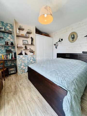 Une maison pour ceux qui veulent une vraie adresse, une vraie façade, une vraie cour, de vraies chambres, et cette impression assez rare aujourd’hui : pouvoir accueillir large, vivre grand, et rester proche de tout.

On imagine très vite les grandes tablées, les enfants qui montent et descendent l’escalier, les courses que l’on décharge directement du garage à la cuisine, les repas dehors, les étés au calme, les chambres pleines et les dimanches qui s’étirent.

Rue Hoche, à Albert, cette maison individuelle d’environ 212 m² offre un équilibre rare : une vraie maison de ville, proche de tout, avec l’espace d’une grande maison familiale, une cour intime (80m2) tournée vers la rivière l’Ancre, un garage profond et 8 chambres ! 

Derrière sa façade en brique, solide et pleine de caractère, la maison dévoile des volumes généreux et une organisation pensée pour la vie quotidienne. Ici, on ne manque pas de place. Les pièces de réception permettent de recevoir, de dresser de grandes tables, de vivre ensemble sans se marcher dessus. La salle à manger et le salon conservent une atmosphère chaleureuse, avec de beaux détails, une cheminée, des rangements intégrés et cette âme que les maisons anciennes savent garder mieux que personne.

La cuisine est l’un des vrais cœurs de la maison. Spacieuse, conviviale, tournée vers la cour, elle offre aussi une vue rare et presque inattendue sur la Vierge de la Basilique. Un détail que l’on ne peut pas inventer, et que l’on apprécie chaque jour, sans même s’en rendre compte.

Côté pratique, le garage est un véritable atout. Profond, équipé d’une porte électrique, il permet d’accéder directement à la cour puis à la cuisine : les courses, les sacs, les vélos, les outils, tout devient plus simple. Un vrai confort de maison familiale, surtout en centre-ville.

À l’arrière, la cour change complètement l’ambiance. Calme, verdoyante, protégée des regards, elle donne sur la rivière l’Ancre. Sous la partie abritée, on accède à cet espace plus intime encore, avec établi, stockage et de nombreuses possibilités : atelier, cuisine d’été, coin bricolage, espace jacuzzi, salon extérieur couvert… chacun pourra y projeter son mode de vie.

La maison compte 8 chambres, ce qui ouvre de multiples usages : grande famille, famille recomposée, chambres d’amis, bureaux, espace ado, activité indépendante, hébergement ponctuel, location chambres meublées ou projet intergénérationnel. Chacun peut avoir sa place, et c’est suffisamment rare pour être souligné.

L’emplacement est un autre point fort. Rue Hoche, à Albert, les écoles sont accessibles à pied en environ 5 minutes, tout comme les commerces. On profite d’un quotidien simple, central, sans dépendre systématiquement de la voiture, tout en conservant les avantages d’une maison avec garage, cour et volumes.

Côté technique, la maison bénéficie d’un classement énergétique confortable pour une bâtisse ancienne : DPE C et GES A. Le chauffage est assuré principalement par une pompe à chaleur air/eau, avec insert bois en appoint. L’eau chaude est produite par un chauffe-eau thermodynamique complété par un ballon électrique. 
+ grande cave et grenier 
.
C’est une maison qui a de la place, du caractère, du pratique, du vivant.