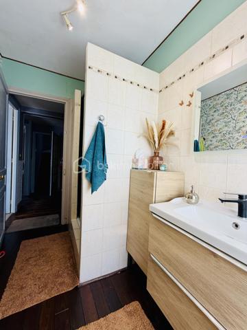 Une maison pour ceux qui veulent une vraie adresse, une vraie façade, une vraie cour, de vraies chambres, et cette impression assez rare aujourd’hui : pouvoir accueillir large, vivre grand, et rester proche de tout.

On imagine très vite les grandes tablées, les enfants qui montent et descendent l’escalier, les courses que l’on décharge directement du garage à la cuisine, les repas dehors, les étés au calme, les chambres pleines et les dimanches qui s’étirent.

Rue Hoche, à Albert, cette maison individuelle d’environ 212 m² offre un équilibre rare : une vraie maison de ville, proche de tout, avec l’espace d’une grande maison familiale, une cour intime (80m2) tournée vers la rivière l’Ancre, un garage profond et 8 chambres ! 

Derrière sa façade en brique, solide et pleine de caractère, la maison dévoile des volumes généreux et une organisation pensée pour la vie quotidienne. Ici, on ne manque pas de place. Les pièces de réception permettent de recevoir, de dresser de grandes tables, de vivre ensemble sans se marcher dessus. La salle à manger et le salon conservent une atmosphère chaleureuse, avec de beaux détails, une cheminée, des rangements intégrés et cette âme que les maisons anciennes savent garder mieux que personne.

La cuisine est l’un des vrais cœurs de la maison. Spacieuse, conviviale, tournée vers la cour, elle offre aussi une vue rare et presque inattendue sur la Vierge de la Basilique. Un détail que l’on ne peut pas inventer, et que l’on apprécie chaque jour, sans même s’en rendre compte.

Côté pratique, le garage est un véritable atout. Profond, équipé d’une porte électrique, il permet d’accéder directement à la cour puis à la cuisine : les courses, les sacs, les vélos, les outils, tout devient plus simple. Un vrai confort de maison familiale, surtout en centre-ville.

À l’arrière, la cour change complètement l’ambiance. Calme, verdoyante, protégée des regards, elle donne sur la rivière l’Ancre. Sous la partie abritée, on accède à cet espace plus intime encore, avec établi, stockage et de nombreuses possibilités : atelier, cuisine d’été, coin bricolage, espace jacuzzi, salon extérieur couvert… chacun pourra y projeter son mode de vie.

La maison compte 8 chambres, ce qui ouvre de multiples usages : grande famille, famille recomposée, chambres d’amis, bureaux, espace ado, activité indépendante, hébergement ponctuel, location chambres meublées ou projet intergénérationnel. Chacun peut avoir sa place, et c’est suffisamment rare pour être souligné.

L’emplacement est un autre point fort. Rue Hoche, à Albert, les écoles sont accessibles à pied en environ 5 minutes, tout comme les commerces. On profite d’un quotidien simple, central, sans dépendre systématiquement de la voiture, tout en conservant les avantages d’une maison avec garage, cour et volumes.

Côté technique, la maison bénéficie d’un classement énergétique confortable pour une bâtisse ancienne : DPE C et GES A. Le chauffage est assuré principalement par une pompe à chaleur air/eau, avec insert bois en appoint. L’eau chaude est produite par un chauffe-eau thermodynamique complété par un ballon électrique. 
+ grande cave et grenier 
.
C’est une maison qui a de la place, du caractère, du pratique, du vivant.
