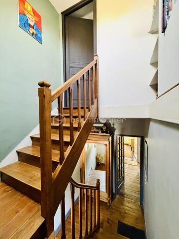 Une maison pour ceux qui veulent une vraie adresse, une vraie façade, une vraie cour, de vraies chambres, et cette impression assez rare aujourd’hui : pouvoir accueillir large, vivre grand, et rester proche de tout.

On imagine très vite les grandes tablées, les enfants qui montent et descendent l’escalier, les courses que l’on décharge directement du garage à la cuisine, les repas dehors, les étés au calme, les chambres pleines et les dimanches qui s’étirent.

Rue Hoche, à Albert, cette maison individuelle d’environ 212 m² offre un équilibre rare : une vraie maison de ville, proche de tout, avec l’espace d’une grande maison familiale, une cour intime (80m2) tournée vers la rivière l’Ancre, un garage profond et 8 chambres ! 

Derrière sa façade en brique, solide et pleine de caractère, la maison dévoile des volumes généreux et une organisation pensée pour la vie quotidienne. Ici, on ne manque pas de place. Les pièces de réception permettent de recevoir, de dresser de grandes tables, de vivre ensemble sans se marcher dessus. La salle à manger et le salon conservent une atmosphère chaleureuse, avec de beaux détails, une cheminée, des rangements intégrés et cette âme que les maisons anciennes savent garder mieux que personne.

La cuisine est l’un des vrais cœurs de la maison. Spacieuse, conviviale, tournée vers la cour, elle offre aussi une vue rare et presque inattendue sur la Vierge de la Basilique. Un détail que l’on ne peut pas inventer, et que l’on apprécie chaque jour, sans même s’en rendre compte.

Côté pratique, le garage est un véritable atout. Profond, équipé d’une porte électrique, il permet d’accéder directement à la cour puis à la cuisine : les courses, les sacs, les vélos, les outils, tout devient plus simple. Un vrai confort de maison familiale, surtout en centre-ville.

À l’arrière, la cour change complètement l’ambiance. Calme, verdoyante, protégée des regards, elle donne sur la rivière l’Ancre. Sous la partie abritée, on accède à cet espace plus intime encore, avec établi, stockage et de nombreuses possibilités : atelier, cuisine d’été, coin bricolage, espace jacuzzi, salon extérieur couvert… chacun pourra y projeter son mode de vie.

La maison compte 8 chambres, ce qui ouvre de multiples usages : grande famille, famille recomposée, chambres d’amis, bureaux, espace ado, activité indépendante, hébergement ponctuel, location chambres meublées ou projet intergénérationnel. Chacun peut avoir sa place, et c’est suffisamment rare pour être souligné.

L’emplacement est un autre point fort. Rue Hoche, à Albert, les écoles sont accessibles à pied en environ 5 minutes, tout comme les commerces. On profite d’un quotidien simple, central, sans dépendre systématiquement de la voiture, tout en conservant les avantages d’une maison avec garage, cour et volumes.

Côté technique, la maison bénéficie d’un classement énergétique confortable pour une bâtisse ancienne : DPE C et GES A. Le chauffage est assuré principalement par une pompe à chaleur air/eau, avec insert bois en appoint. L’eau chaude est produite par un chauffe-eau thermodynamique complété par un ballon électrique. 
+ grande cave et grenier 
.
C’est une maison qui a de la place, du caractère, du pratique, du vivant.