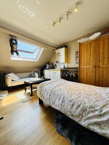 Une maison pour ceux qui veulent une vraie adresse, une vraie façade, une vraie cour, de vraies chambres, et cette impression assez rare aujourd’hui : pouvoir accueillir large, vivre grand, et rester proche de tout.

On imagine très vite les grandes tablées, les enfants qui montent et descendent l’escalier, les courses que l’on décharge directement du garage à la cuisine, les repas dehors, les étés au calme, les chambres pleines et les dimanches qui s’étirent.

Rue Hoche, à Albert, cette maison individuelle d’environ 212 m² offre un équilibre rare : une vraie maison de ville, proche de tout, avec l’espace d’une grande maison familiale, une cour intime (80m2) tournée vers la rivière l’Ancre, un garage profond et 8 chambres ! 

Derrière sa façade en brique, solide et pleine de caractère, la maison dévoile des volumes généreux et une organisation pensée pour la vie quotidienne. Ici, on ne manque pas de place. Les pièces de réception permettent de recevoir, de dresser de grandes tables, de vivre ensemble sans se marcher dessus. La salle à manger et le salon conservent une atmosphère chaleureuse, avec de beaux détails, une cheminée, des rangements intégrés et cette âme que les maisons anciennes savent garder mieux que personne.

La cuisine est l’un des vrais cœurs de la maison. Spacieuse, conviviale, tournée vers la cour, elle offre aussi une vue rare et presque inattendue sur la Vierge de la Basilique. Un détail que l’on ne peut pas inventer, et que l’on apprécie chaque jour, sans même s’en rendre compte.

Côté pratique, le garage est un véritable atout. Profond, équipé d’une porte électrique, il permet d’accéder directement à la cour puis à la cuisine : les courses, les sacs, les vélos, les outils, tout devient plus simple. Un vrai confort de maison familiale, surtout en centre-ville.

À l’arrière, la cour change complètement l’ambiance. Calme, verdoyante, protégée des regards, elle donne sur la rivière l’Ancre. Sous la partie abritée, on accède à cet espace plus intime encore, avec établi, stockage et de nombreuses possibilités : atelier, cuisine d’été, coin bricolage, espace jacuzzi, salon extérieur couvert… chacun pourra y projeter son mode de vie.

La maison compte 8 chambres, ce qui ouvre de multiples usages : grande famille, famille recomposée, chambres d’amis, bureaux, espace ado, activité indépendante, hébergement ponctuel, location chambres meublées ou projet intergénérationnel. Chacun peut avoir sa place, et c’est suffisamment rare pour être souligné.

L’emplacement est un autre point fort. Rue Hoche, à Albert, les écoles sont accessibles à pied en environ 5 minutes, tout comme les commerces. On profite d’un quotidien simple, central, sans dépendre systématiquement de la voiture, tout en conservant les avantages d’une maison avec garage, cour et volumes.

Côté technique, la maison bénéficie d’un classement énergétique confortable pour une bâtisse ancienne : DPE C et GES A. Le chauffage est assuré principalement par une pompe à chaleur air/eau, avec insert bois en appoint. L’eau chaude est produite par un chauffe-eau thermodynamique complété par un ballon électrique. 
+ grande cave et grenier 
.
C’est une maison qui a de la place, du caractère, du pratique, du vivant.