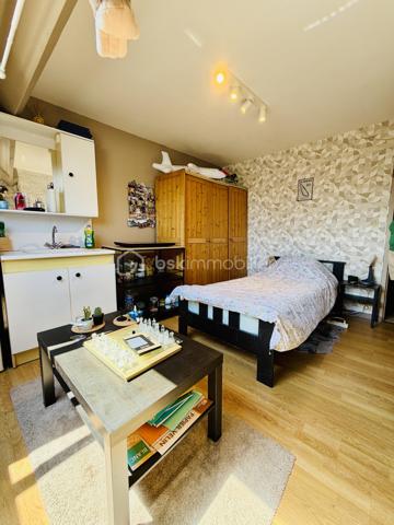 Une maison pour ceux qui veulent une vraie adresse, une vraie façade, une vraie cour, de vraies chambres, et cette impression assez rare aujourd’hui : pouvoir accueillir large, vivre grand, et rester proche de tout.

On imagine très vite les grandes tablées, les enfants qui montent et descendent l’escalier, les courses que l’on décharge directement du garage à la cuisine, les repas dehors, les étés au calme, les chambres pleines et les dimanches qui s’étirent.

Rue Hoche, à Albert, cette maison individuelle d’environ 212 m² offre un équilibre rare : une vraie maison de ville, proche de tout, avec l’espace d’une grande maison familiale, une cour intime (80m2) tournée vers la rivière l’Ancre, un garage profond et 8 chambres ! 

Derrière sa façade en brique, solide et pleine de caractère, la maison dévoile des volumes généreux et une organisation pensée pour la vie quotidienne. Ici, on ne manque pas de place. Les pièces de réception permettent de recevoir, de dresser de grandes tables, de vivre ensemble sans se marcher dessus. La salle à manger et le salon conservent une atmosphère chaleureuse, avec de beaux détails, une cheminée, des rangements intégrés et cette âme que les maisons anciennes savent garder mieux que personne.

La cuisine est l’un des vrais cœurs de la maison. Spacieuse, conviviale, tournée vers la cour, elle offre aussi une vue rare et presque inattendue sur la Vierge de la Basilique. Un détail que l’on ne peut pas inventer, et que l’on apprécie chaque jour, sans même s’en rendre compte.

Côté pratique, le garage est un véritable atout. Profond, équipé d’une porte électrique, il permet d’accéder directement à la cour puis à la cuisine : les courses, les sacs, les vélos, les outils, tout devient plus simple. Un vrai confort de maison familiale, surtout en centre-ville.

À l’arrière, la cour change complètement l’ambiance. Calme, verdoyante, protégée des regards, elle donne sur la rivière l’Ancre. Sous la partie abritée, on accède à cet espace plus intime encore, avec établi, stockage et de nombreuses possibilités : atelier, cuisine d’été, coin bricolage, espace jacuzzi, salon extérieur couvert… chacun pourra y projeter son mode de vie.

La maison compte 8 chambres, ce qui ouvre de multiples usages : grande famille, famille recomposée, chambres d’amis, bureaux, espace ado, activité indépendante, hébergement ponctuel, location chambres meublées ou projet intergénérationnel. Chacun peut avoir sa place, et c’est suffisamment rare pour être souligné.

L’emplacement est un autre point fort. Rue Hoche, à Albert, les écoles sont accessibles à pied en environ 5 minutes, tout comme les commerces. On profite d’un quotidien simple, central, sans dépendre systématiquement de la voiture, tout en conservant les avantages d’une maison avec garage, cour et volumes.

Côté technique, la maison bénéficie d’un classement énergétique confortable pour une bâtisse ancienne : DPE C et GES A. Le chauffage est assuré principalement par une pompe à chaleur air/eau, avec insert bois en appoint. L’eau chaude est produite par un chauffe-eau thermodynamique complété par un ballon électrique. 
+ grande cave et grenier 
.
C’est une maison qui a de la place, du caractère, du pratique, du vivant.
