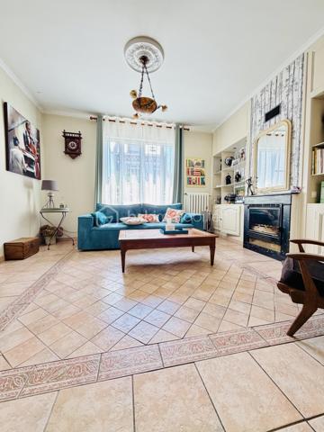 Une maison pour ceux qui veulent une vraie adresse, une vraie façade, une vraie cour, de vraies chambres, et cette impression assez rare aujourd’hui : pouvoir accueillir large, vivre grand, et rester proche de tout.

On imagine très vite les grandes tablées, les enfants qui montent et descendent l’escalier, les courses que l’on décharge directement du garage à la cuisine, les repas dehors, les étés au calme, les chambres pleines et les dimanches qui s’étirent.

Rue Hoche, à Albert, cette maison individuelle d’environ 212 m² offre un équilibre rare : une vraie maison de ville, proche de tout, avec l’espace d’une grande maison familiale, une cour intime (80m2) tournée vers la rivière l’Ancre, un garage profond et 8 chambres ! 

Derrière sa façade en brique, solide et pleine de caractère, la maison dévoile des volumes généreux et une organisation pensée pour la vie quotidienne. Ici, on ne manque pas de place. Les pièces de réception permettent de recevoir, de dresser de grandes tables, de vivre ensemble sans se marcher dessus. La salle à manger et le salon conservent une atmosphère chaleureuse, avec de beaux détails, une cheminée, des rangements intégrés et cette âme que les maisons anciennes savent garder mieux que personne.

La cuisine est l’un des vrais cœurs de la maison. Spacieuse, conviviale, tournée vers la cour, elle offre aussi une vue rare et presque inattendue sur la Vierge de la Basilique. Un détail que l’on ne peut pas inventer, et que l’on apprécie chaque jour, sans même s’en rendre compte.

Côté pratique, le garage est un véritable atout. Profond, équipé d’une porte électrique, il permet d’accéder directement à la cour puis à la cuisine : les courses, les sacs, les vélos, les outils, tout devient plus simple. Un vrai confort de maison familiale, surtout en centre-ville.

À l’arrière, la cour change complètement l’ambiance. Calme, verdoyante, protégée des regards, elle donne sur la rivière l’Ancre. Sous la partie abritée, on accède à cet espace plus intime encore, avec établi, stockage et de nombreuses possibilités : atelier, cuisine d’été, coin bricolage, espace jacuzzi, salon extérieur couvert… chacun pourra y projeter son mode de vie.

La maison compte 8 chambres, ce qui ouvre de multiples usages : grande famille, famille recomposée, chambres d’amis, bureaux, espace ado, activité indépendante, hébergement ponctuel, location chambres meublées ou projet intergénérationnel. Chacun peut avoir sa place, et c’est suffisamment rare pour être souligné.

L’emplacement est un autre point fort. Rue Hoche, à Albert, les écoles sont accessibles à pied en environ 5 minutes, tout comme les commerces. On profite d’un quotidien simple, central, sans dépendre systématiquement de la voiture, tout en conservant les avantages d’une maison avec garage, cour et volumes.

Côté technique, la maison bénéficie d’un classement énergétique confortable pour une bâtisse ancienne : DPE C et GES A. Le chauffage est assuré principalement par une pompe à chaleur air/eau, avec insert bois en appoint. L’eau chaude est produite par un chauffe-eau thermodynamique complété par un ballon électrique. 
+ grande cave et grenier 
.
C’est une maison qui a de la place, du caractère, du pratique, du vivant.