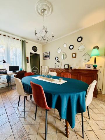 Une maison pour ceux qui veulent une vraie adresse, une vraie façade, une vraie cour, de vraies chambres, et cette impression assez rare aujourd’hui : pouvoir accueillir large, vivre grand, et rester proche de tout.

On imagine très vite les grandes tablées, les enfants qui montent et descendent l’escalier, les courses que l’on décharge directement du garage à la cuisine, les repas dehors, les étés au calme, les chambres pleines et les dimanches qui s’étirent.

Rue Hoche, à Albert, cette maison individuelle d’environ 212 m² offre un équilibre rare : une vraie maison de ville, proche de tout, avec l’espace d’une grande maison familiale, une cour intime (80m2) tournée vers la rivière l’Ancre, un garage profond et 8 chambres ! 

Derrière sa façade en brique, solide et pleine de caractère, la maison dévoile des volumes généreux et une organisation pensée pour la vie quotidienne. Ici, on ne manque pas de place. Les pièces de réception permettent de recevoir, de dresser de grandes tables, de vivre ensemble sans se marcher dessus. La salle à manger et le salon conservent une atmosphère chaleureuse, avec de beaux détails, une cheminée, des rangements intégrés et cette âme que les maisons anciennes savent garder mieux que personne.

La cuisine est l’un des vrais cœurs de la maison. Spacieuse, conviviale, tournée vers la cour, elle offre aussi une vue rare et presque inattendue sur la Vierge de la Basilique. Un détail que l’on ne peut pas inventer, et que l’on apprécie chaque jour, sans même s’en rendre compte.

Côté pratique, le garage est un véritable atout. Profond, équipé d’une porte électrique, il permet d’accéder directement à la cour puis à la cuisine : les courses, les sacs, les vélos, les outils, tout devient plus simple. Un vrai confort de maison familiale, surtout en centre-ville.

À l’arrière, la cour change complètement l’ambiance. Calme, verdoyante, protégée des regards, elle donne sur la rivière l’Ancre. Sous la partie abritée, on accède à cet espace plus intime encore, avec établi, stockage et de nombreuses possibilités : atelier, cuisine d’été, coin bricolage, espace jacuzzi, salon extérieur couvert… chacun pourra y projeter son mode de vie.

La maison compte 8 chambres, ce qui ouvre de multiples usages : grande famille, famille recomposée, chambres d’amis, bureaux, espace ado, activité indépendante, hébergement ponctuel, location chambres meublées ou projet intergénérationnel. Chacun peut avoir sa place, et c’est suffisamment rare pour être souligné.

L’emplacement est un autre point fort. Rue Hoche, à Albert, les écoles sont accessibles à pied en environ 5 minutes, tout comme les commerces. On profite d’un quotidien simple, central, sans dépendre systématiquement de la voiture, tout en conservant les avantages d’une maison avec garage, cour et volumes.

Côté technique, la maison bénéficie d’un classement énergétique confortable pour une bâtisse ancienne : DPE C et GES A. Le chauffage est assuré principalement par une pompe à chaleur air/eau, avec insert bois en appoint. L’eau chaude est produite par un chauffe-eau thermodynamique complété par un ballon électrique. 
+ grande cave et grenier 
.
C’est une maison qui a de la place, du caractère, du pratique, du vivant.