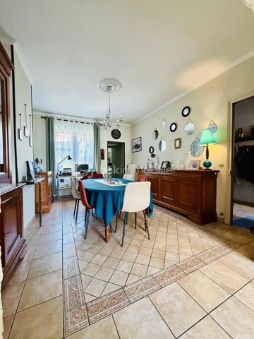 Une maison pour ceux qui veulent une vraie adresse, une vraie façade, une vraie cour, de vraies chambres, et cette impression assez rare aujourd’hui : pouvoir accueillir large, vivre grand, et rester proche de tout.

On imagine très vite les grandes tablées, les enfants qui montent et descendent l’escalier, les courses que l’on décharge directement du garage à la cuisine, les repas dehors, les étés au calme, les chambres pleines et les dimanches qui s’étirent.

Rue Hoche, à Albert, cette maison individuelle d’environ 212 m² offre un équilibre rare : une vraie maison de ville, proche de tout, avec l’espace d’une grande maison familiale, une cour intime (80m2) tournée vers la rivière l’Ancre, un garage profond et 8 chambres ! 

Derrière sa façade en brique, solide et pleine de caractère, la maison dévoile des volumes généreux et une organisation pensée pour la vie quotidienne. Ici, on ne manque pas de place. Les pièces de réception permettent de recevoir, de dresser de grandes tables, de vivre ensemble sans se marcher dessus. La salle à manger et le salon conservent une atmosphère chaleureuse, avec de beaux détails, une cheminée, des rangements intégrés et cette âme que les maisons anciennes savent garder mieux que personne.

La cuisine est l’un des vrais cœurs de la maison. Spacieuse, conviviale, tournée vers la cour, elle offre aussi une vue rare et presque inattendue sur la Vierge de la Basilique. Un détail que l’on ne peut pas inventer, et que l’on apprécie chaque jour, sans même s’en rendre compte.

Côté pratique, le garage est un véritable atout. Profond, équipé d’une porte électrique, il permet d’accéder directement à la cour puis à la cuisine : les courses, les sacs, les vélos, les outils, tout devient plus simple. Un vrai confort de maison familiale, surtout en centre-ville.

À l’arrière, la cour change complètement l’ambiance. Calme, verdoyante, protégée des regards, elle donne sur la rivière l’Ancre. Sous la partie abritée, on accède à cet espace plus intime encore, avec établi, stockage et de nombreuses possibilités : atelier, cuisine d’été, coin bricolage, espace jacuzzi, salon extérieur couvert… chacun pourra y projeter son mode de vie.

La maison compte 8 chambres, ce qui ouvre de multiples usages : grande famille, famille recomposée, chambres d’amis, bureaux, espace ado, activité indépendante, hébergement ponctuel, location chambres meublées ou projet intergénérationnel. Chacun peut avoir sa place, et c’est suffisamment rare pour être souligné.

L’emplacement est un autre point fort. Rue Hoche, à Albert, les écoles sont accessibles à pied en environ 5 minutes, tout comme les commerces. On profite d’un quotidien simple, central, sans dépendre systématiquement de la voiture, tout en conservant les avantages d’une maison avec garage, cour et volumes.

Côté technique, la maison bénéficie d’un classement énergétique confortable pour une bâtisse ancienne : DPE C et GES A. Le chauffage est assuré principalement par une pompe à chaleur air/eau, avec insert bois en appoint. L’eau chaude est produite par un chauffe-eau thermodynamique complété par un ballon électrique. 
+ grande cave et grenier 
.
C’est une maison qui a de la place, du caractère, du pratique, du vivant.
