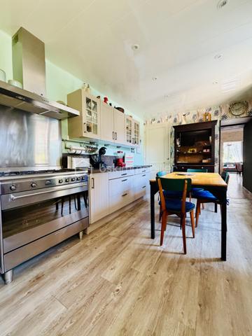 Une maison pour ceux qui veulent une vraie adresse, une vraie façade, une vraie cour, de vraies chambres, et cette impression assez rare aujourd’hui : pouvoir accueillir large, vivre grand, et rester proche de tout.

On imagine très vite les grandes tablées, les enfants qui montent et descendent l’escalier, les courses que l’on décharge directement du garage à la cuisine, les repas dehors, les étés au calme, les chambres pleines et les dimanches qui s’étirent.

Rue Hoche, à Albert, cette maison individuelle d’environ 212 m² offre un équilibre rare : une vraie maison de ville, proche de tout, avec l’espace d’une grande maison familiale, une cour intime (80m2) tournée vers la rivière l’Ancre, un garage profond et 8 chambres ! 

Derrière sa façade en brique, solide et pleine de caractère, la maison dévoile des volumes généreux et une organisation pensée pour la vie quotidienne. Ici, on ne manque pas de place. Les pièces de réception permettent de recevoir, de dresser de grandes tables, de vivre ensemble sans se marcher dessus. La salle à manger et le salon conservent une atmosphère chaleureuse, avec de beaux détails, une cheminée, des rangements intégrés et cette âme que les maisons anciennes savent garder mieux que personne.

La cuisine est l’un des vrais cœurs de la maison. Spacieuse, conviviale, tournée vers la cour, elle offre aussi une vue rare et presque inattendue sur la Vierge de la Basilique. Un détail que l’on ne peut pas inventer, et que l’on apprécie chaque jour, sans même s’en rendre compte.

Côté pratique, le garage est un véritable atout. Profond, équipé d’une porte électrique, il permet d’accéder directement à la cour puis à la cuisine : les courses, les sacs, les vélos, les outils, tout devient plus simple. Un vrai confort de maison familiale, surtout en centre-ville.

À l’arrière, la cour change complètement l’ambiance. Calme, verdoyante, protégée des regards, elle donne sur la rivière l’Ancre. Sous la partie abritée, on accède à cet espace plus intime encore, avec établi, stockage et de nombreuses possibilités : atelier, cuisine d’été, coin bricolage, espace jacuzzi, salon extérieur couvert… chacun pourra y projeter son mode de vie.

La maison compte 8 chambres, ce qui ouvre de multiples usages : grande famille, famille recomposée, chambres d’amis, bureaux, espace ado, activité indépendante, hébergement ponctuel, location chambres meublées ou projet intergénérationnel. Chacun peut avoir sa place, et c’est suffisamment rare pour être souligné.

L’emplacement est un autre point fort. Rue Hoche, à Albert, les écoles sont accessibles à pied en environ 5 minutes, tout comme les commerces. On profite d’un quotidien simple, central, sans dépendre systématiquement de la voiture, tout en conservant les avantages d’une maison avec garage, cour et volumes.

Côté technique, la maison bénéficie d’un classement énergétique confortable pour une bâtisse ancienne : DPE C et GES A. Le chauffage est assuré principalement par une pompe à chaleur air/eau, avec insert bois en appoint. L’eau chaude est produite par un chauffe-eau thermodynamique complété par un ballon électrique. 
+ grande cave et grenier 
.
C’est une maison qui a de la place, du caractère, du pratique, du vivant.
