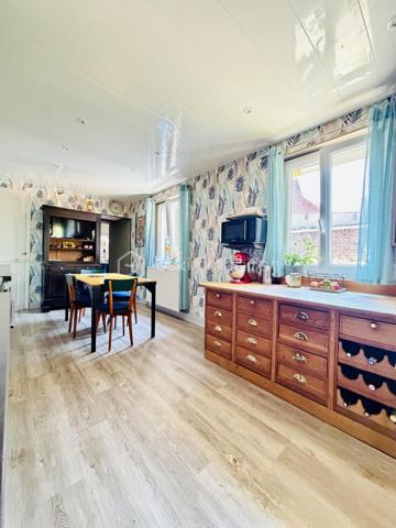 Une maison pour ceux qui veulent une vraie adresse, une vraie façade, une vraie cour, de vraies chambres, et cette impression assez rare aujourd’hui : pouvoir accueillir large, vivre grand, et rester proche de tout.

On imagine très vite les grandes tablées, les enfants qui montent et descendent l’escalier, les courses que l’on décharge directement du garage à la cuisine, les repas dehors, les étés au calme, les chambres pleines et les dimanches qui s’étirent.

Rue Hoche, à Albert, cette maison individuelle d’environ 212 m² offre un équilibre rare : une vraie maison de ville, proche de tout, avec l’espace d’une grande maison familiale, une cour intime (80m2) tournée vers la rivière l’Ancre, un garage profond et 8 chambres ! 

Derrière sa façade en brique, solide et pleine de caractère, la maison dévoile des volumes généreux et une organisation pensée pour la vie quotidienne. Ici, on ne manque pas de place. Les pièces de réception permettent de recevoir, de dresser de grandes tables, de vivre ensemble sans se marcher dessus. La salle à manger et le salon conservent une atmosphère chaleureuse, avec de beaux détails, une cheminée, des rangements intégrés et cette âme que les maisons anciennes savent garder mieux que personne.

La cuisine est l’un des vrais cœurs de la maison. Spacieuse, conviviale, tournée vers la cour, elle offre aussi une vue rare et presque inattendue sur la Vierge de la Basilique. Un détail que l’on ne peut pas inventer, et que l’on apprécie chaque jour, sans même s’en rendre compte.

Côté pratique, le garage est un véritable atout. Profond, équipé d’une porte électrique, il permet d’accéder directement à la cour puis à la cuisine : les courses, les sacs, les vélos, les outils, tout devient plus simple. Un vrai confort de maison familiale, surtout en centre-ville.

À l’arrière, la cour change complètement l’ambiance. Calme, verdoyante, protégée des regards, elle donne sur la rivière l’Ancre. Sous la partie abritée, on accède à cet espace plus intime encore, avec établi, stockage et de nombreuses possibilités : atelier, cuisine d’été, coin bricolage, espace jacuzzi, salon extérieur couvert… chacun pourra y projeter son mode de vie.

La maison compte 8 chambres, ce qui ouvre de multiples usages : grande famille, famille recomposée, chambres d’amis, bureaux, espace ado, activité indépendante, hébergement ponctuel, location chambres meublées ou projet intergénérationnel. Chacun peut avoir sa place, et c’est suffisamment rare pour être souligné.

L’emplacement est un autre point fort. Rue Hoche, à Albert, les écoles sont accessibles à pied en environ 5 minutes, tout comme les commerces. On profite d’un quotidien simple, central, sans dépendre systématiquement de la voiture, tout en conservant les avantages d’une maison avec garage, cour et volumes.

Côté technique, la maison bénéficie d’un classement énergétique confortable pour une bâtisse ancienne : DPE C et GES A. Le chauffage est assuré principalement par une pompe à chaleur air/eau, avec insert bois en appoint. L’eau chaude est produite par un chauffe-eau thermodynamique complété par un ballon électrique. 
+ grande cave et grenier 
.
C’est une maison qui a de la place, du caractère, du pratique, du vivant.