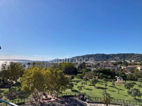 Appartement à vendre 2 pièces JUAN LES PINS (06), dernier étage, vue mer, terrasse, cave, possibilité place de parking !