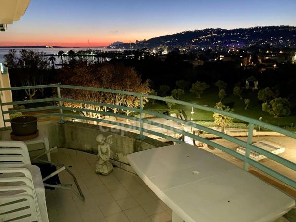 Appartement à vendre 2 pièces JUAN LES PINS (06), dernier étage, vue mer, terrasse, cave, possibilité place de parking !