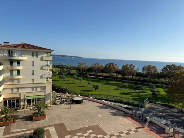 Appartement à vendre 2 pièces JUAN LES PINS (06), dernier étage, vue mer, terrasse, cave, possibilité place de parking !