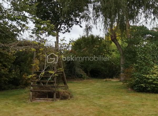 Je vous propose dans un quartier résidentiel de Mayenne, proche commodités et voie verte, une maison familiale d'environ 136 m2.

Elle comprend de plain pied une belle pièce de vie avec cuisine aménagée et équipée ouvrant sur une terrasse, une arrière cuisine, une suite parentale, un WC.
A l'étage, vous trouverez 3 chambres, une mezzanine, une SDB, un WC et un grenier. 

Chauffage gaz de ville, insert bois.

Le tout sur une grande parcelle d'environ 1200 m2.