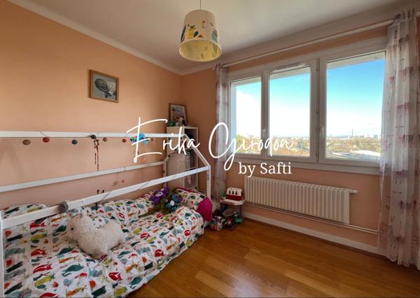 T4 dernier étage traversant avec balcon - cave - vue dégagée !