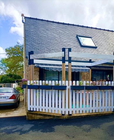 "Demeure d’Exception à Crozon : 175 m² de Caractère, 5 Chambres et Horizon Marin"