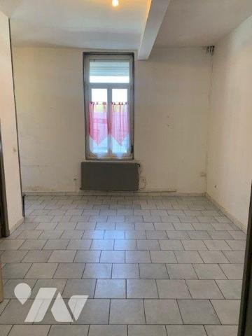 Immeuble de rapport comprenant:
- Rez-de-chaussée: 2 appartement type II, espaces communs dont...