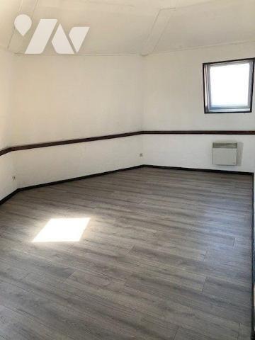 Immeuble de rapport comprenant:
- Rez-de-chaussée: 2 appartement type II, espaces communs dont...
