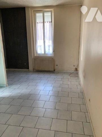 Immeuble de rapport comprenant:
- Rez-de-chaussée: 2 appartement type II, espaces communs dont...