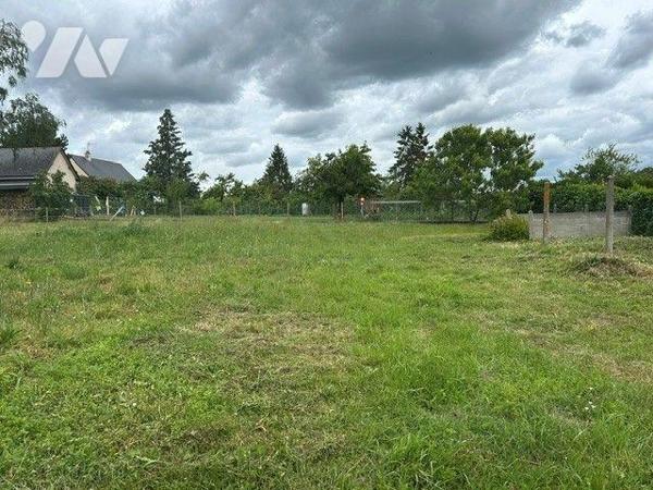 TERRAIN A VENDRE BAUGE EN ANJOU
5 minutes centre de Baugé.
Environnement calme.
Terrain cons...