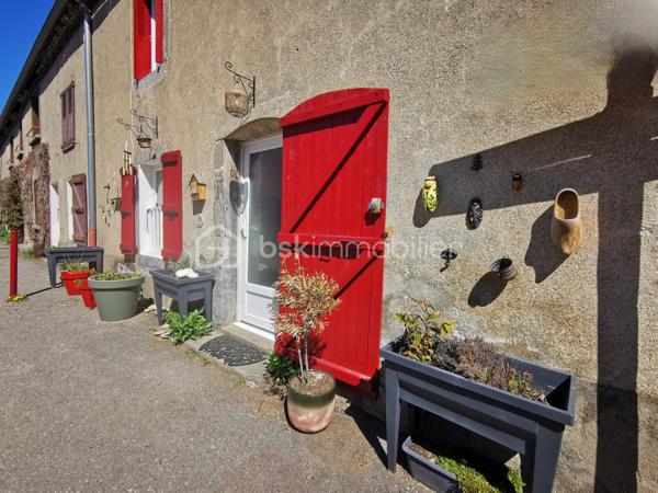 Maison mitoyenne en cœur de village,   pleine de charme de 117 m². 
Vous cherchez un appartement? Pourquoi pas vous tourner vers une maison de village?
Une maison de caractère, idéale en résidence principale ou secondaire pour ceux qui recherchent un cadre naturel, avec un beau potentiel à exploiter selon leurs envies.

Les atouts du bien: de beaux VOLUMES,  le CHARME de l'ancien, une grande CUISINE CONVIVIALE, deux WC, un POTENTIEL d’aménagement intéressant avec les COMBLES, une CAVE VOUTEE fonctionnelle.

Envie d’air pur ? Nichée au cœur du village de Pierre Châtel, à environ 900 m d’altitude, à proximité immédiate des sentiers de randonnée, des lacs et à seulement 30 minutes de Grenoble, elle offre un cadre de vie idéal entre montagne et commodités.

Élevée sur 3 niveaux avec cave, cette maison mitoyenne bénéficie d’une EXPOSITION SUD-EST, apportant une belle luminosité tout au long de la journée.

Rez-de-chaussée : Une spacieuse cuisine conviviale avec cheminée à insert, parfaite pour les moments en famille, un salon chaleureux, un WC indépendant et un accès direct à une belle cave voûtée.
Etage : Deux chambres confortables ainsi qu’une salle d’eau avec WC et coin buanderie.
Combles : Un grand espace partiellement aménagé, offrant un beau potentiel d’agrandissement (chambres supplémentaires, bureau, espace détente…). 

Côté technique: 
Cheminée + poêle à granulés 2024, fenêtres PVC récentes, Ballon eau chaude 2026, tout-à-l’égout, fibre raccordée.
DPE E.

Un cadre de vie privilégié.