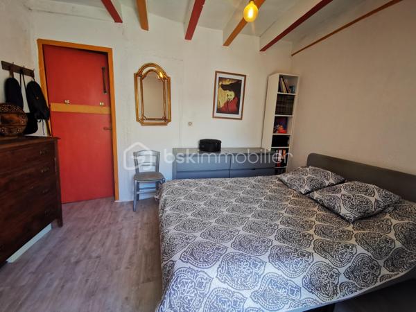 Maison mitoyenne en cœur de village,   pleine de charme de 117 m². 
Vous cherchez un appartement? Pourquoi pas vous tourner vers une maison de village?
Une maison de caractère, idéale en résidence principale ou secondaire pour ceux qui recherchent un cadre naturel, avec un beau potentiel à exploiter selon leurs envies.

Les atouts du bien: de beaux VOLUMES,  le CHARME de l'ancien, une grande CUISINE CONVIVIALE, deux WC, un POTENTIEL d’aménagement intéressant avec les COMBLES, une CAVE VOUTEE fonctionnelle.

Envie d’air pur ? Nichée au cœur du village de Pierre Châtel, à environ 900 m d’altitude, à proximité immédiate des sentiers de randonnée, des lacs et à seulement 30 minutes de Grenoble, elle offre un cadre de vie idéal entre montagne et commodités.

Élevée sur 3 niveaux avec cave, cette maison mitoyenne bénéficie d’une EXPOSITION SUD-EST, apportant une belle luminosité tout au long de la journée.

Rez-de-chaussée : Une spacieuse cuisine conviviale avec cheminée à insert, parfaite pour les moments en famille, un salon chaleureux, un WC indépendant et un accès direct à une belle cave voûtée.
Etage : Deux chambres confortables ainsi qu’une salle d’eau avec WC et coin buanderie.
Combles : Un grand espace partiellement aménagé, offrant un beau potentiel d’agrandissement (chambres supplémentaires, bureau, espace détente…). 

Côté technique: 
Cheminée + poêle à granulés 2024, fenêtres PVC récentes, Ballon eau chaude 2026, tout-à-l’égout, fibre raccordée.
DPE E.

Un cadre de vie privilégié.