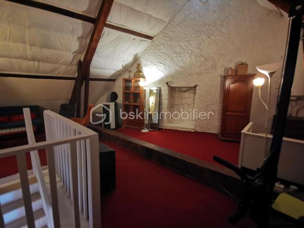 Maison mitoyenne en cœur de village,   pleine de charme de 117 m². 
Vous cherchez un appartement? Pourquoi pas vous tourner vers une maison de village?
Une maison de caractère, idéale en résidence principale ou secondaire pour ceux qui recherchent un cadre naturel, avec un beau potentiel à exploiter selon leurs envies.

Les atouts du bien: de beaux VOLUMES,  le CHARME de l'ancien, une grande CUISINE CONVIVIALE, deux WC, un POTENTIEL d’aménagement intéressant avec les COMBLES, une CAVE VOUTEE fonctionnelle.

Envie d’air pur ? Nichée au cœur du village de Pierre Châtel, à environ 900 m d’altitude, à proximité immédiate des sentiers de randonnée, des lacs et à seulement 30 minutes de Grenoble, elle offre un cadre de vie idéal entre montagne et commodités.

Élevée sur 3 niveaux avec cave, cette maison mitoyenne bénéficie d’une EXPOSITION SUD-EST, apportant une belle luminosité tout au long de la journée.

Rez-de-chaussée : Une spacieuse cuisine conviviale avec cheminée à insert, parfaite pour les moments en famille, un salon chaleureux, un WC indépendant et un accès direct à une belle cave voûtée.
Etage : Deux chambres confortables ainsi qu’une salle d’eau avec WC et coin buanderie.
Combles : Un grand espace partiellement aménagé, offrant un beau potentiel d’agrandissement (chambres supplémentaires, bureau, espace détente…). 

Côté technique: 
Cheminée + poêle à granulés 2024, fenêtres PVC récentes, Ballon eau chaude 2026, tout-à-l’égout, fibre raccordée.
DPE E.

Un cadre de vie privilégié.