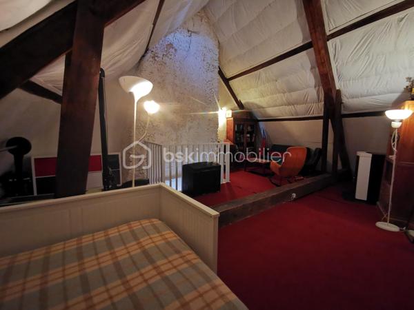 Maison mitoyenne en cœur de village,   pleine de charme de 117 m². 
Vous cherchez un appartement? Pourquoi pas vous tourner vers une maison de village?
Une maison de caractère, idéale en résidence principale ou secondaire pour ceux qui recherchent un cadre naturel, avec un beau potentiel à exploiter selon leurs envies.

Les atouts du bien: de beaux VOLUMES,  le CHARME de l'ancien, une grande CUISINE CONVIVIALE, deux WC, un POTENTIEL d’aménagement intéressant avec les COMBLES, une CAVE VOUTEE fonctionnelle.

Envie d’air pur ? Nichée au cœur du village de Pierre Châtel, à environ 900 m d’altitude, à proximité immédiate des sentiers de randonnée, des lacs et à seulement 30 minutes de Grenoble, elle offre un cadre de vie idéal entre montagne et commodités.

Élevée sur 3 niveaux avec cave, cette maison mitoyenne bénéficie d’une EXPOSITION SUD-EST, apportant une belle luminosité tout au long de la journée.

Rez-de-chaussée : Une spacieuse cuisine conviviale avec cheminée à insert, parfaite pour les moments en famille, un salon chaleureux, un WC indépendant et un accès direct à une belle cave voûtée.
Etage : Deux chambres confortables ainsi qu’une salle d’eau avec WC et coin buanderie.
Combles : Un grand espace partiellement aménagé, offrant un beau potentiel d’agrandissement (chambres supplémentaires, bureau, espace détente…). 

Côté technique: 
Cheminée + poêle à granulés 2024, fenêtres PVC récentes, Ballon eau chaude 2026, tout-à-l’égout, fibre raccordée.
DPE E.

Un cadre de vie privilégié.