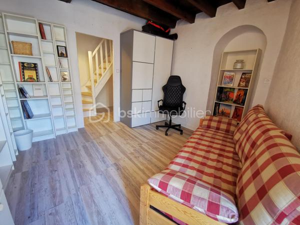 Maison mitoyenne en cœur de village,   pleine de charme de 117 m². 
Vous cherchez un appartement? Pourquoi pas vous tourner vers une maison de village?
Une maison de caractère, idéale en résidence principale ou secondaire pour ceux qui recherchent un cadre naturel, avec un beau potentiel à exploiter selon leurs envies.

Les atouts du bien: de beaux VOLUMES,  le CHARME de l'ancien, une grande CUISINE CONVIVIALE, deux WC, un POTENTIEL d’aménagement intéressant avec les COMBLES, une CAVE VOUTEE fonctionnelle.

Envie d’air pur ? Nichée au cœur du village de Pierre Châtel, à environ 900 m d’altitude, à proximité immédiate des sentiers de randonnée, des lacs et à seulement 30 minutes de Grenoble, elle offre un cadre de vie idéal entre montagne et commodités.

Élevée sur 3 niveaux avec cave, cette maison mitoyenne bénéficie d’une EXPOSITION SUD-EST, apportant une belle luminosité tout au long de la journée.

Rez-de-chaussée : Une spacieuse cuisine conviviale avec cheminée à insert, parfaite pour les moments en famille, un salon chaleureux, un WC indépendant et un accès direct à une belle cave voûtée.
Etage : Deux chambres confortables ainsi qu’une salle d’eau avec WC et coin buanderie.
Combles : Un grand espace partiellement aménagé, offrant un beau potentiel d’agrandissement (chambres supplémentaires, bureau, espace détente…). 

Côté technique: 
Cheminée + poêle à granulés 2024, fenêtres PVC récentes, Ballon eau chaude 2026, tout-à-l’égout, fibre raccordée.
DPE E.

Un cadre de vie privilégié.