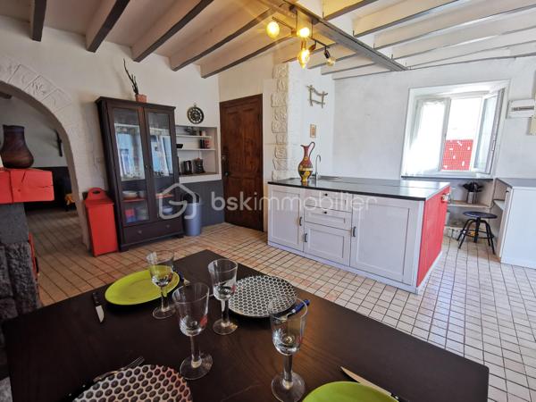 Maison mitoyenne en cœur de village,   pleine de charme de 117 m². 
Vous cherchez un appartement? Pourquoi pas vous tourner vers une maison de village?
Une maison de caractère, idéale en résidence principale ou secondaire pour ceux qui recherchent un cadre naturel, avec un beau potentiel à exploiter selon leurs envies.

Les atouts du bien: de beaux VOLUMES,  le CHARME de l'ancien, une grande CUISINE CONVIVIALE, deux WC, un POTENTIEL d’aménagement intéressant avec les COMBLES, une CAVE VOUTEE fonctionnelle.

Envie d’air pur ? Nichée au cœur du village de Pierre Châtel, à environ 900 m d’altitude, à proximité immédiate des sentiers de randonnée, des lacs et à seulement 30 minutes de Grenoble, elle offre un cadre de vie idéal entre montagne et commodités.

Élevée sur 3 niveaux avec cave, cette maison mitoyenne bénéficie d’une EXPOSITION SUD-EST, apportant une belle luminosité tout au long de la journée.

Rez-de-chaussée : Une spacieuse cuisine conviviale avec cheminée à insert, parfaite pour les moments en famille, un salon chaleureux, un WC indépendant et un accès direct à une belle cave voûtée.
Etage : Deux chambres confortables ainsi qu’une salle d’eau avec WC et coin buanderie.
Combles : Un grand espace partiellement aménagé, offrant un beau potentiel d’agrandissement (chambres supplémentaires, bureau, espace détente…). 

Côté technique: 
Cheminée + poêle à granulés 2024, fenêtres PVC récentes, Ballon eau chaude 2026, tout-à-l’égout, fibre raccordée.
DPE E.

Un cadre de vie privilégié.