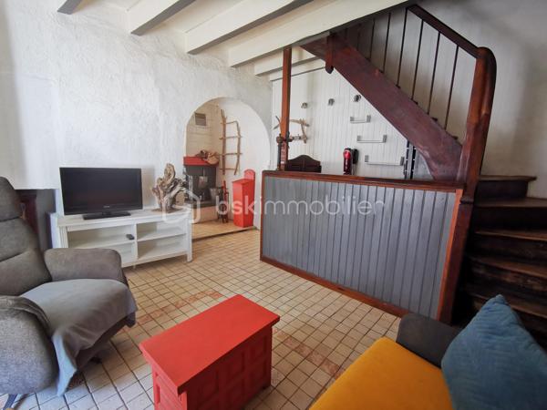 Maison mitoyenne en cœur de village,   pleine de charme de 117 m². 
Vous cherchez un appartement? Pourquoi pas vous tourner vers une maison de village?
Une maison de caractère, idéale en résidence principale ou secondaire pour ceux qui recherchent un cadre naturel, avec un beau potentiel à exploiter selon leurs envies.

Les atouts du bien: de beaux VOLUMES,  le CHARME de l'ancien, une grande CUISINE CONVIVIALE, deux WC, un POTENTIEL d’aménagement intéressant avec les COMBLES, une CAVE VOUTEE fonctionnelle.

Envie d’air pur ? Nichée au cœur du village de Pierre Châtel, à environ 900 m d’altitude, à proximité immédiate des sentiers de randonnée, des lacs et à seulement 30 minutes de Grenoble, elle offre un cadre de vie idéal entre montagne et commodités.

Élevée sur 3 niveaux avec cave, cette maison mitoyenne bénéficie d’une EXPOSITION SUD-EST, apportant une belle luminosité tout au long de la journée.

Rez-de-chaussée : Une spacieuse cuisine conviviale avec cheminée à insert, parfaite pour les moments en famille, un salon chaleureux, un WC indépendant et un accès direct à une belle cave voûtée.
Etage : Deux chambres confortables ainsi qu’une salle d’eau avec WC et coin buanderie.
Combles : Un grand espace partiellement aménagé, offrant un beau potentiel d’agrandissement (chambres supplémentaires, bureau, espace détente…). 

Côté technique: 
Cheminée + poêle à granulés 2024, fenêtres PVC récentes, Ballon eau chaude 2026, tout-à-l’égout, fibre raccordée.
DPE E.

Un cadre de vie privilégié.