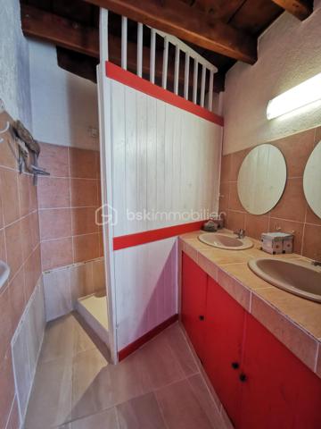 Maison mitoyenne en cœur de village,   pleine de charme de 117 m². 
Vous cherchez un appartement? Pourquoi pas vous tourner vers une maison de village?
Une maison de caractère, idéale en résidence principale ou secondaire pour ceux qui recherchent un cadre naturel, avec un beau potentiel à exploiter selon leurs envies.

Les atouts du bien: de beaux VOLUMES,  le CHARME de l'ancien, une grande CUISINE CONVIVIALE, deux WC, un POTENTIEL d’aménagement intéressant avec les COMBLES, une CAVE VOUTEE fonctionnelle.

Envie d’air pur ? Nichée au cœur du village de Pierre Châtel, à environ 900 m d’altitude, à proximité immédiate des sentiers de randonnée, des lacs et à seulement 30 minutes de Grenoble, elle offre un cadre de vie idéal entre montagne et commodités.

Élevée sur 3 niveaux avec cave, cette maison mitoyenne bénéficie d’une EXPOSITION SUD-EST, apportant une belle luminosité tout au long de la journée.

Rez-de-chaussée : Une spacieuse cuisine conviviale avec cheminée à insert, parfaite pour les moments en famille, un salon chaleureux, un WC indépendant et un accès direct à une belle cave voûtée.
Etage : Deux chambres confortables ainsi qu’une salle d’eau avec WC et coin buanderie.
Combles : Un grand espace partiellement aménagé, offrant un beau potentiel d’agrandissement (chambres supplémentaires, bureau, espace détente…). 

Côté technique: 
Cheminée + poêle à granulés 2024, fenêtres PVC récentes, Ballon eau chaude 2026, tout-à-l’égout, fibre raccordée.
DPE E.

Un cadre de vie privilégié.
