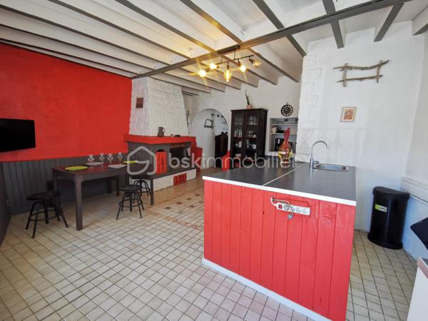 Maison mitoyenne en cœur de village,   pleine de charme de 117 m². 
Vous cherchez un appartement? Pourquoi pas vous tourner vers une maison de village?
Une maison de caractère, idéale en résidence principale ou secondaire pour ceux qui recherchent un cadre naturel, avec un beau potentiel à exploiter selon leurs envies.

Les atouts du bien: de beaux VOLUMES,  le CHARME de l'ancien, une grande CUISINE CONVIVIALE, deux WC, un POTENTIEL d’aménagement intéressant avec les COMBLES, une CAVE VOUTEE fonctionnelle.

Envie d’air pur ? Nichée au cœur du village de Pierre Châtel, à environ 900 m d’altitude, à proximité immédiate des sentiers de randonnée, des lacs et à seulement 30 minutes de Grenoble, elle offre un cadre de vie idéal entre montagne et commodités.

Élevée sur 3 niveaux avec cave, cette maison mitoyenne bénéficie d’une EXPOSITION SUD-EST, apportant une belle luminosité tout au long de la journée.

Rez-de-chaussée : Une spacieuse cuisine conviviale avec cheminée à insert, parfaite pour les moments en famille, un salon chaleureux, un WC indépendant et un accès direct à une belle cave voûtée.
Etage : Deux chambres confortables ainsi qu’une salle d’eau avec WC et coin buanderie.
Combles : Un grand espace partiellement aménagé, offrant un beau potentiel d’agrandissement (chambres supplémentaires, bureau, espace détente…). 

Côté technique: 
Cheminée + poêle à granulés 2024, fenêtres PVC récentes, Ballon eau chaude 2026, tout-à-l’égout, fibre raccordée.
DPE E.

Un cadre de vie privilégié.