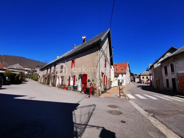Maison mitoyenne en cœur de village,   pleine de charme de 117 m². 
Vous cherchez un appartement? Pourquoi pas vous tourner vers une maison de village?
Une maison de caractère, idéale en résidence principale ou secondaire pour ceux qui recherchent un cadre naturel, avec un beau potentiel à exploiter selon leurs envies.

Les atouts du bien: de beaux VOLUMES,  le CHARME de l'ancien, une grande CUISINE CONVIVIALE, deux WC, un POTENTIEL d’aménagement intéressant avec les COMBLES, une CAVE VOUTEE fonctionnelle.

Envie d’air pur ? Nichée au cœur du village de Pierre Châtel, à environ 900 m d’altitude, à proximité immédiate des sentiers de randonnée, des lacs et à seulement 30 minutes de Grenoble, elle offre un cadre de vie idéal entre montagne et commodités.

Élevée sur 3 niveaux avec cave, cette maison mitoyenne bénéficie d’une EXPOSITION SUD-EST, apportant une belle luminosité tout au long de la journée.

Rez-de-chaussée : Une spacieuse cuisine conviviale avec cheminée à insert, parfaite pour les moments en famille, un salon chaleureux, un WC indépendant et un accès direct à une belle cave voûtée.
Etage : Deux chambres confortables ainsi qu’une salle d’eau avec WC et coin buanderie.
Combles : Un grand espace partiellement aménagé, offrant un beau potentiel d’agrandissement (chambres supplémentaires, bureau, espace détente…). 

Côté technique: 
Cheminée + poêle à granulés 2024, fenêtres PVC récentes, Ballon eau chaude 2026, tout-à-l’égout, fibre raccordée.
DPE E.

Un cadre de vie privilégié.