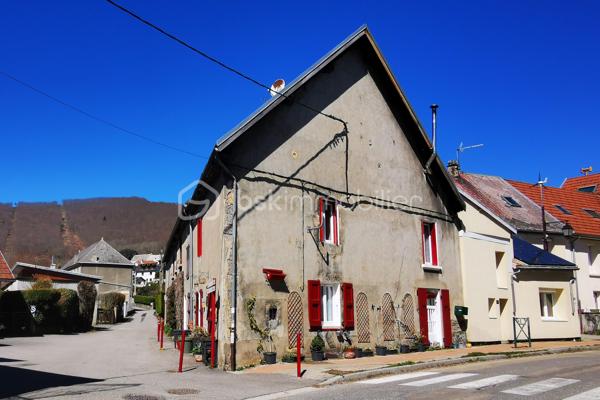 Maison mitoyenne en cœur de village,   pleine de charme de 117 m². 
Vous cherchez un appartement? Pourquoi pas vous tourner vers une maison de village?
Une maison de caractère, idéale en résidence principale ou secondaire pour ceux qui recherchent un cadre naturel, avec un beau potentiel à exploiter selon leurs envies.

Les atouts du bien: de beaux VOLUMES,  le CHARME de l'ancien, une grande CUISINE CONVIVIALE, deux WC, un POTENTIEL d’aménagement intéressant avec les COMBLES, une CAVE VOUTEE fonctionnelle.

Envie d’air pur ? Nichée au cœur du village de Pierre Châtel, à environ 900 m d’altitude, à proximité immédiate des sentiers de randonnée, des lacs et à seulement 30 minutes de Grenoble, elle offre un cadre de vie idéal entre montagne et commodités.

Élevée sur 3 niveaux avec cave, cette maison mitoyenne bénéficie d’une EXPOSITION SUD-EST, apportant une belle luminosité tout au long de la journée.

Rez-de-chaussée : Une spacieuse cuisine conviviale avec cheminée à insert, parfaite pour les moments en famille, un salon chaleureux, un WC indépendant et un accès direct à une belle cave voûtée.
Etage : Deux chambres confortables ainsi qu’une salle d’eau avec WC et coin buanderie.
Combles : Un grand espace partiellement aménagé, offrant un beau potentiel d’agrandissement (chambres supplémentaires, bureau, espace détente…). 

Côté technique: 
Cheminée + poêle à granulés 2024, fenêtres PVC récentes, Ballon eau chaude 2026, tout-à-l’égout, fibre raccordée.
DPE E.

Un cadre de vie privilégié.