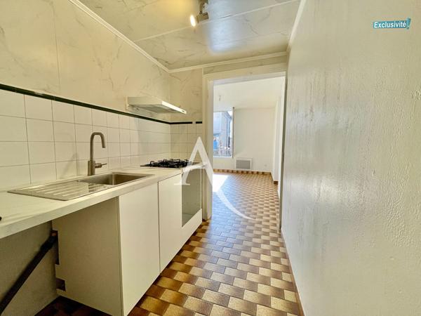 CLERMONT-L'HÉRAULT CENTRE - T4 DE 80 m² - 3 CHAMBRES - L'INTÉGRALITÉ DU 1ER ÉTAGE - FORT POTENTIEL
