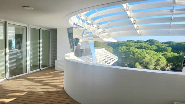 La Grande-Motte (34280) Rare, appartement 100 m2, terrasse 23,5 m2, sans vis-à-vis, dans immeuble de prestige récent.