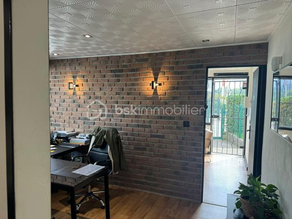 À VENDRE – MANDAT EXCLUSIF – FONDS DE COMMERCE AUTOMOBILE
Cannes La Bocca – Vente de Véhicules d'Occasion

Prix de vente : 76 590 € FAI

(Vente du fonds de commerce uniquement – Murs non inclus)

Mehdi-Emmanuel HENOUS – BSK Immobilier vous propose en exclusivité ce fonds de commerce spécialisé dans la vente de véhicules d'occasion, bénéficiant d'un emplacement stratégique et d'un fort potentiel de développement.

L'activité actuellement exploitée est orientée vers la préparation et la commercialisation de véhicules d'occasion. Une extension vers des activités complémentaires telles que la mécanique automobile, les deux-roues, le nautisme ou d'autres activités liées à la mobilité pourra être étudiée, sous réserve de l'accord préalable du bailleur.

Un local rare sur le secteur

Le bien développe environ 480 m² et dispose de prestations particulièrement adaptées aux professionnels de l'automobile :

Large accès permettant une circulation aisée des véhicules.
Hauteur sous plafond exceptionnelle de 7 mètres à l'entrée et jusqu'à 8 mètres au point le plus haut, offrant de nombreuses possibilités d'aménagement et de stockage.
Grande surface d'exploitation idéale pour l'exposition, la préparation ou le stockage de véhicules.
Mezzanine existante avec espace d'accueil aménagé comprenant salle d'attente, bar et espace réception.
Deux bureaux indépendants.
Sanitaires avec douche.
Espaces de stationnement disponibles sur le site.
Conditions locatives
Bail commercial en cours.
Loyer annuel : 55 200 € HT HC.
Bailleur ouvert à l'étude de projets compatibles avec le site.
Les atouts

✔ Local de grand volume
✔ Activité immédiatement exploitable
✔ Potentiel de diversification
✔ Espace d'accueil valorisant pour la clientèle
✔ Accès véhicules facilité
✔ Mandat exclusif

Possibilité d'étudier également la reprise de la société exploitante selon le projet du repreneur.

Pour toute information complémentaire ou organiser une visite :