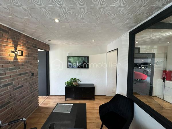 À VENDRE – MANDAT EXCLUSIF – FONDS DE COMMERCE AUTOMOBILE
Cannes La Bocca – Vente de Véhicules d'Occasion

Prix de vente : 76 590 € FAI

(Vente du fonds de commerce uniquement – Murs non inclus)

Mehdi-Emmanuel HENOUS – BSK Immobilier vous propose en exclusivité ce fonds de commerce spécialisé dans la vente de véhicules d'occasion, bénéficiant d'un emplacement stratégique et d'un fort potentiel de développement.

L'activité actuellement exploitée est orientée vers la préparation et la commercialisation de véhicules d'occasion. Une extension vers des activités complémentaires telles que la mécanique automobile, les deux-roues, le nautisme ou d'autres activités liées à la mobilité pourra être étudiée, sous réserve de l'accord préalable du bailleur.

Un local rare sur le secteur

Le bien développe environ 480 m² et dispose de prestations particulièrement adaptées aux professionnels de l'automobile :

Large accès permettant une circulation aisée des véhicules.
Hauteur sous plafond exceptionnelle de 7 mètres à l'entrée et jusqu'à 8 mètres au point le plus haut, offrant de nombreuses possibilités d'aménagement et de stockage.
Grande surface d'exploitation idéale pour l'exposition, la préparation ou le stockage de véhicules.
Mezzanine existante avec espace d'accueil aménagé comprenant salle d'attente, bar et espace réception.
Deux bureaux indépendants.
Sanitaires avec douche.
Espaces de stationnement disponibles sur le site.
Conditions locatives
Bail commercial en cours.
Loyer annuel : 55 200 € HT HC.
Bailleur ouvert à l'étude de projets compatibles avec le site.
Les atouts

✔ Local de grand volume
✔ Activité immédiatement exploitable
✔ Potentiel de diversification
✔ Espace d'accueil valorisant pour la clientèle
✔ Accès véhicules facilité
✔ Mandat exclusif

Possibilité d'étudier également la reprise de la société exploitante selon le projet du repreneur.

Pour toute information complémentaire ou organiser une visite :