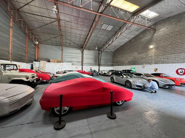 À VENDRE – MANDAT EXCLUSIF – FONDS DE COMMERCE AUTOMOBILE
Cannes La Bocca – Vente de Véhicules d'Occasion

Prix de vente : 76 590 € FAI

(Vente du fonds de commerce uniquement – Murs non inclus)

Mehdi-Emmanuel HENOUS – BSK Immobilier vous propose en exclusivité ce fonds de commerce spécialisé dans la vente de véhicules d'occasion, bénéficiant d'un emplacement stratégique et d'un fort potentiel de développement.

L'activité actuellement exploitée est orientée vers la préparation et la commercialisation de véhicules d'occasion. Une extension vers des activités complémentaires telles que la mécanique automobile, les deux-roues, le nautisme ou d'autres activités liées à la mobilité pourra être étudiée, sous réserve de l'accord préalable du bailleur.

Un local rare sur le secteur

Le bien développe environ 480 m² et dispose de prestations particulièrement adaptées aux professionnels de l'automobile :

Large accès permettant une circulation aisée des véhicules.
Hauteur sous plafond exceptionnelle de 7 mètres à l'entrée et jusqu'à 8 mètres au point le plus haut, offrant de nombreuses possibilités d'aménagement et de stockage.
Grande surface d'exploitation idéale pour l'exposition, la préparation ou le stockage de véhicules.
Mezzanine existante avec espace d'accueil aménagé comprenant salle d'attente, bar et espace réception.
Deux bureaux indépendants.
Sanitaires avec douche.
Espaces de stationnement disponibles sur le site.
Conditions locatives
Bail commercial en cours.
Loyer annuel : 55 200 € HT HC.
Bailleur ouvert à l'étude de projets compatibles avec le site.
Les atouts

✔ Local de grand volume
✔ Activité immédiatement exploitable
✔ Potentiel de diversification
✔ Espace d'accueil valorisant pour la clientèle
✔ Accès véhicules facilité
✔ Mandat exclusif

Possibilité d'étudier également la reprise de la société exploitante selon le projet du repreneur.

Pour toute information complémentaire ou organiser une visite :