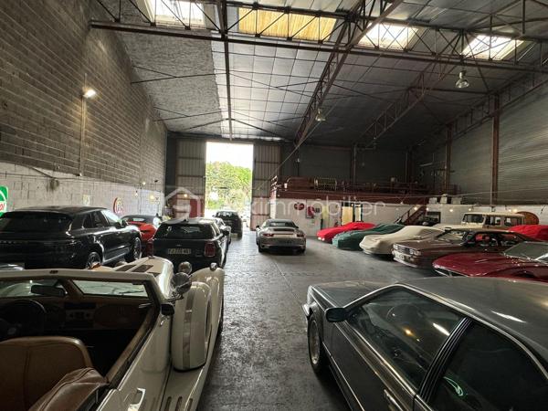À VENDRE – MANDAT EXCLUSIF – FONDS DE COMMERCE AUTOMOBILE
Cannes La Bocca – Vente de Véhicules d'Occasion

Prix de vente : 76 590 € FAI

(Vente du fonds de commerce uniquement – Murs non inclus)

Mehdi-Emmanuel HENOUS – BSK Immobilier vous propose en exclusivité ce fonds de commerce spécialisé dans la vente de véhicules d'occasion, bénéficiant d'un emplacement stratégique et d'un fort potentiel de développement.

L'activité actuellement exploitée est orientée vers la préparation et la commercialisation de véhicules d'occasion. Une extension vers des activités complémentaires telles que la mécanique automobile, les deux-roues, le nautisme ou d'autres activités liées à la mobilité pourra être étudiée, sous réserve de l'accord préalable du bailleur.

Un local rare sur le secteur

Le bien développe environ 480 m² et dispose de prestations particulièrement adaptées aux professionnels de l'automobile :

Large accès permettant une circulation aisée des véhicules.
Hauteur sous plafond exceptionnelle de 7 mètres à l'entrée et jusqu'à 8 mètres au point le plus haut, offrant de nombreuses possibilités d'aménagement et de stockage.
Grande surface d'exploitation idéale pour l'exposition, la préparation ou le stockage de véhicules.
Mezzanine existante avec espace d'accueil aménagé comprenant salle d'attente, bar et espace réception.
Deux bureaux indépendants.
Sanitaires avec douche.
Espaces de stationnement disponibles sur le site.
Conditions locatives
Bail commercial en cours.
Loyer annuel : 55 200 € HT HC.
Bailleur ouvert à l'étude de projets compatibles avec le site.
Les atouts

✔ Local de grand volume
✔ Activité immédiatement exploitable
✔ Potentiel de diversification
✔ Espace d'accueil valorisant pour la clientèle
✔ Accès véhicules facilité
✔ Mandat exclusif

Possibilité d'étudier également la reprise de la société exploitante selon le projet du repreneur.

Pour toute information complémentaire ou organiser une visite :